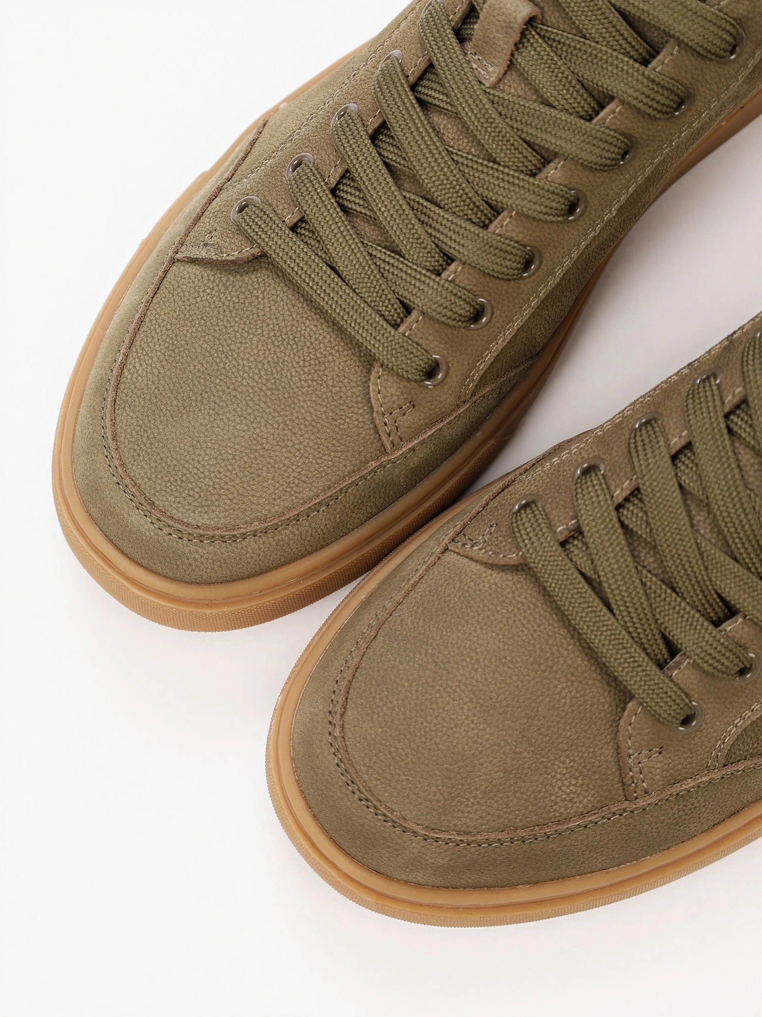 Кеды зеленого цвета на низкой подошве